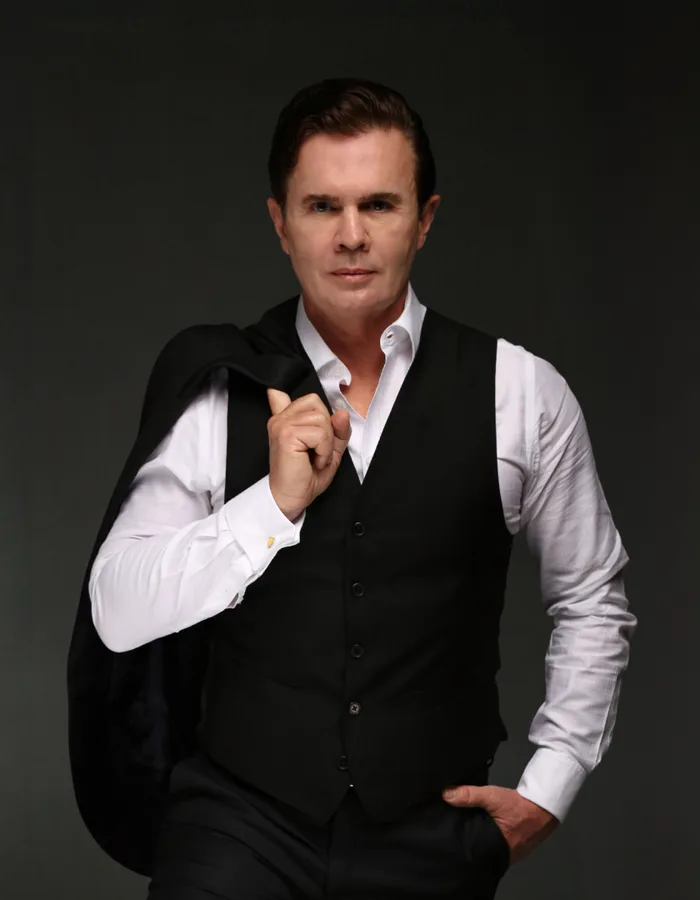 Dr. Marcelo Navarro, cirurgião plástico
